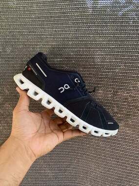 On Cloud 5 Women's Running Shoes Black White Size W9